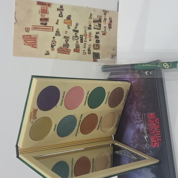 1/2 PRICE ✅ MAC X STRANGER THINGS Hawkins Class of 1986 Eye Palette + Brush  NEW - Picture 17 of 17
